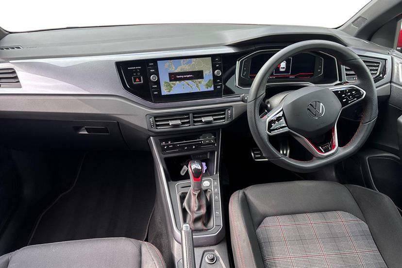 Volkswagen Polo Life Red #10