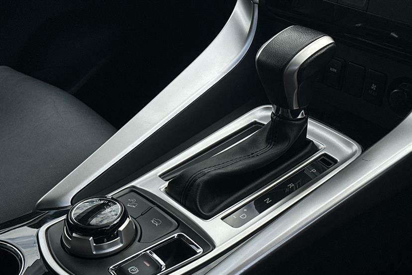 Mitsubishi Shogun Sport 2.4L 4 Silver #8