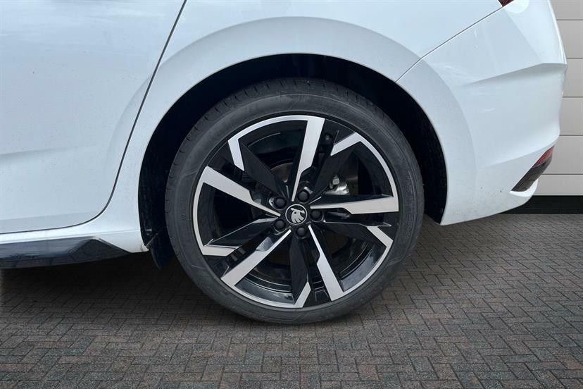 Skoda Scala 1.5 Tsi Monte Carlo Edition White #4