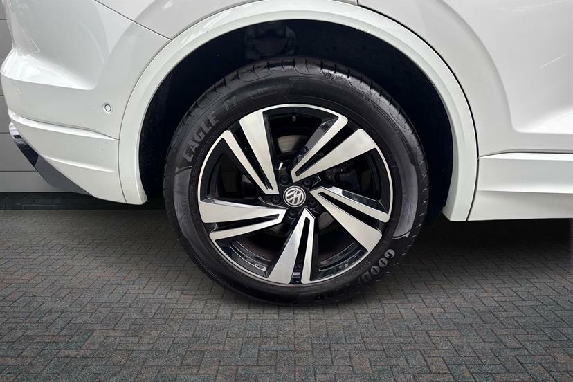 Volkswagen Touareg 3.0 V6 Tsi 4Motion R-line Tech Tip White #3
