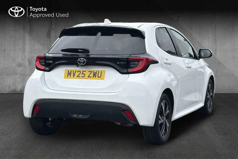 Toyota Yaris 1.5 Hybrid Design Cvt White #2