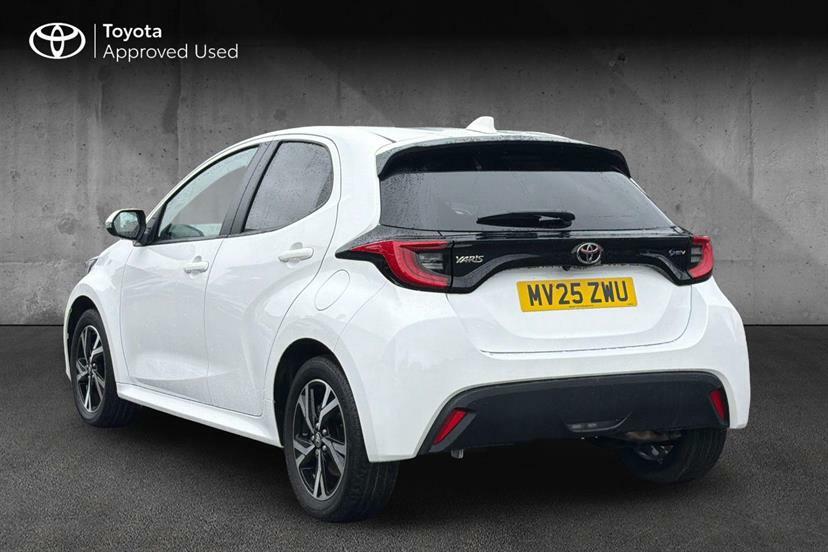 Toyota Yaris 1.5 Hybrid Design Cvt White #4