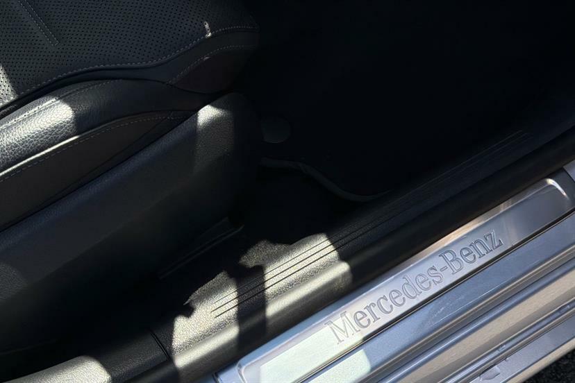 Mercedes-Benz C Class Saloon Black #33