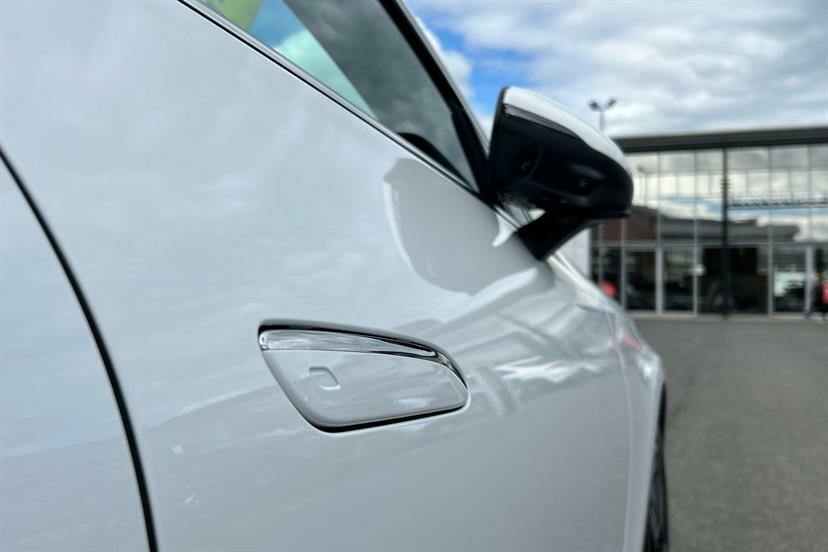 Mercedes-Benz CLA Class 200 Sport Executive Tip White #25