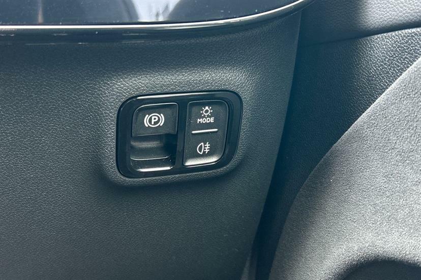 Mercedes-Benz CLA Class 200 Sport Executive Tip White #30