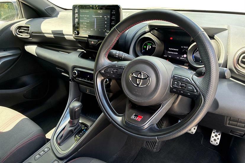 Toyota Yaris 1.5 Hybrid Gr Sport Cvt White #4