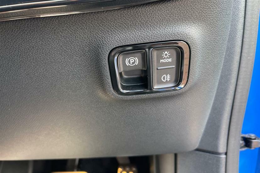 Mercedes-Benz CLA Class 200 Sport Executive Tip White #17