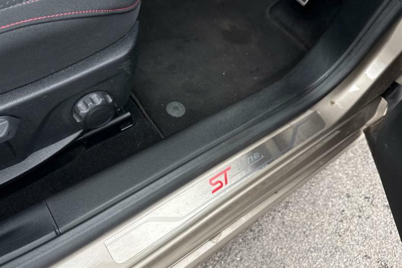 Ford Focus Focus Active X Silver #26