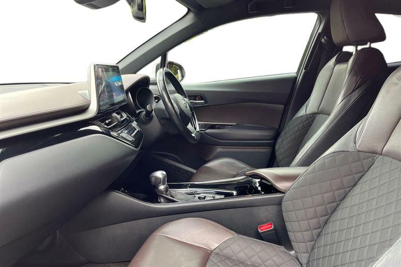 Toyota C-Hr Dynamic White #2