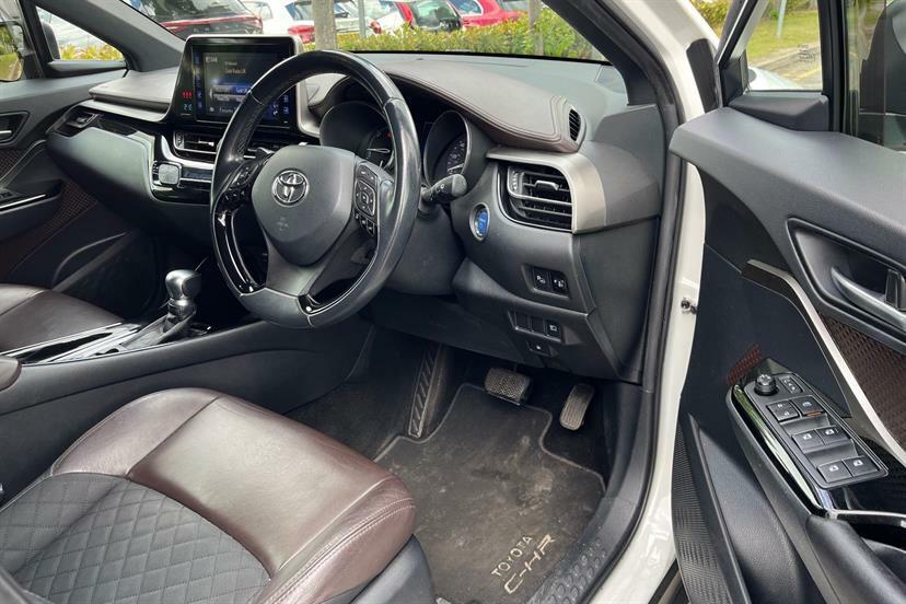 Toyota C-Hr Dynamic White #11