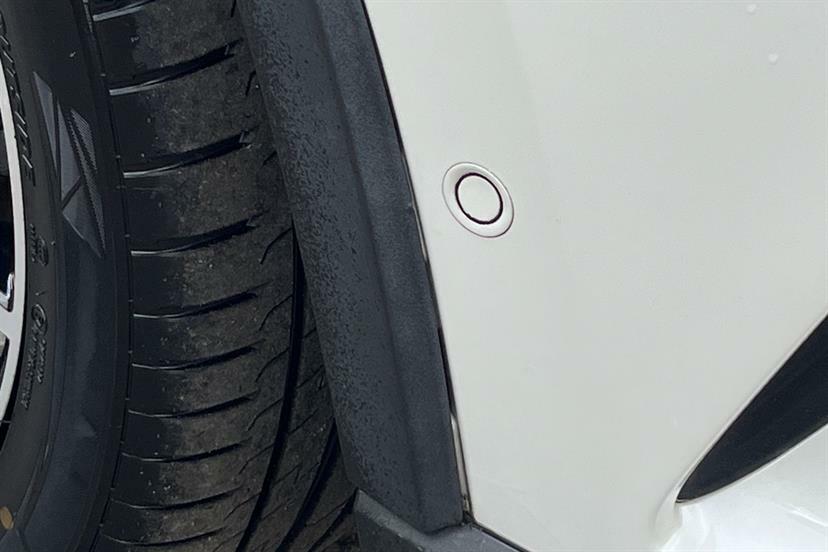 Toyota C-Hr Dynamic White #18