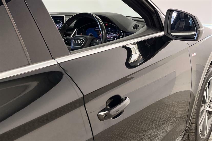 Audi Q5 S Line Black #32