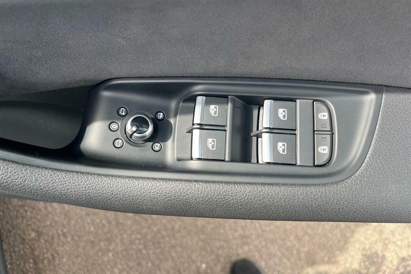 Audi Q7 S Line Black #13