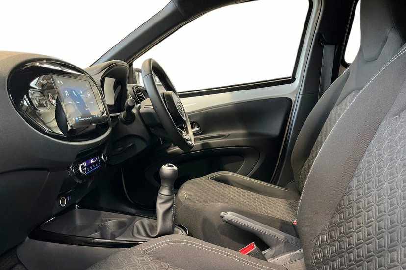 Toyota Aygo X 1.0 Vvt-i Edge Hatchback 72 Ps GD75TLO Black #2