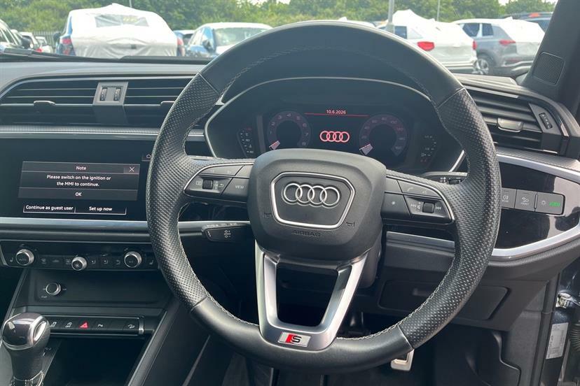 Audi Q3 Sport Black #16