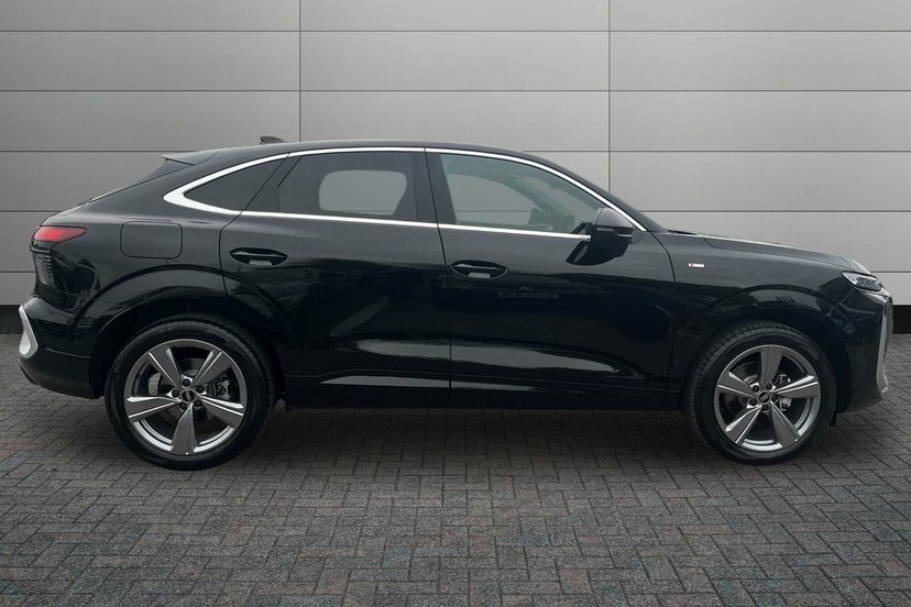 Audi Q3 1.5 Tfsi S Line Sportback S Tronic 150 DG26HUH Black #4