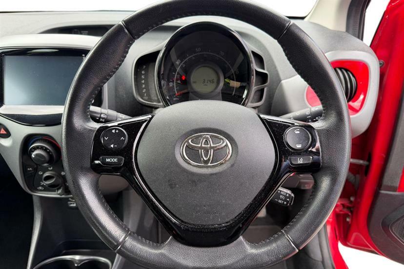 Toyota Aygo 1.0 Vvt-i X-play Tss Red #6