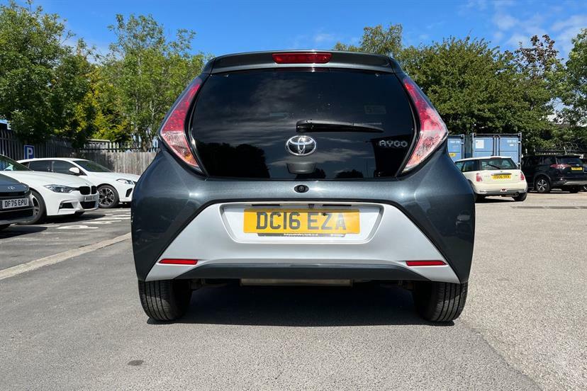 Toyota Aygo Hatchback White #17
