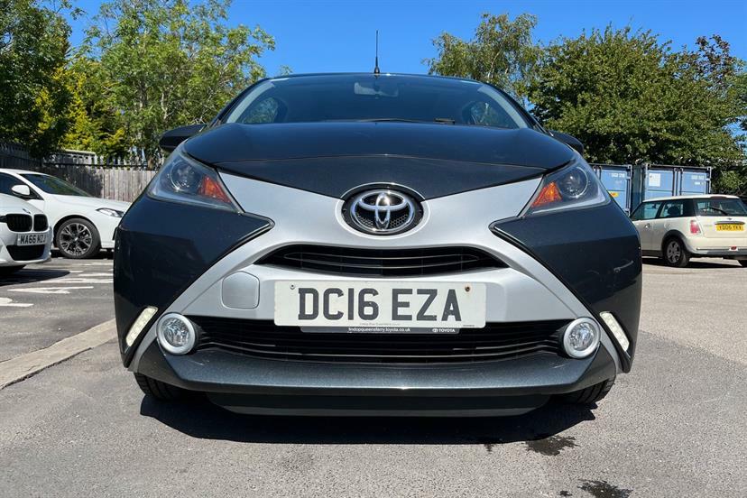 Toyota Aygo Hatchback White #14