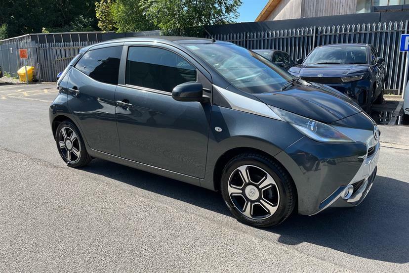 Toyota Aygo Hatchback White #15
