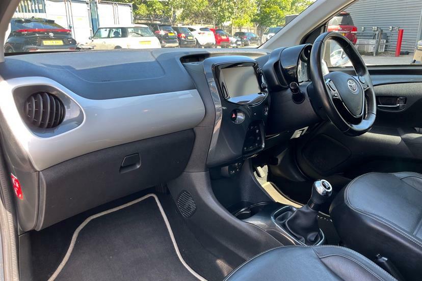 Toyota Aygo Hatchback White #26