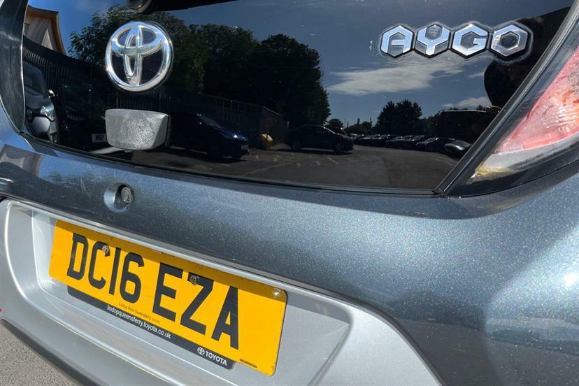 Toyota Aygo Hatchback White #24