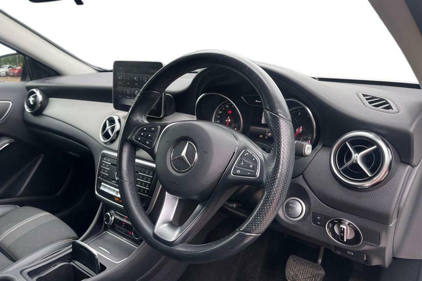 Mercedes-Benz GLA Class 180 Urban Edition White #5