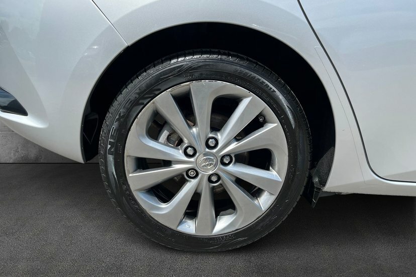 Toyota Auris 1.8 Vvt-h Excel Hatchback Hybrid Cvt 1 DE68HYL Silver #5
