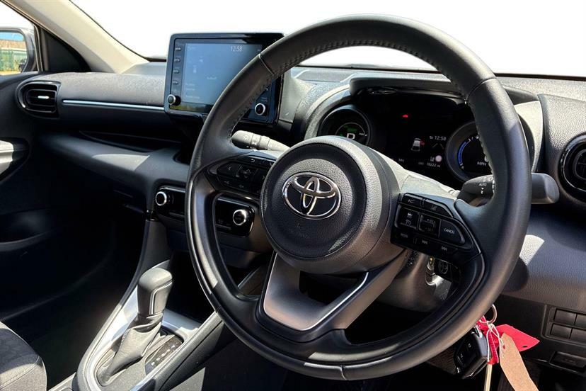 Toyota Yaris 1.5 Hybrid Design Cvt Black #5
