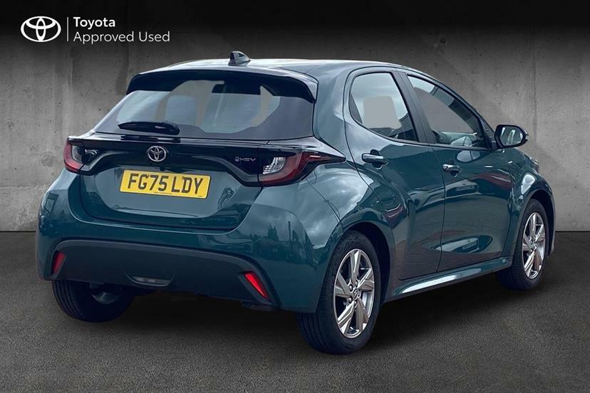 Toyota Yaris 1.5 Hybrid Icon Cvt Green #2