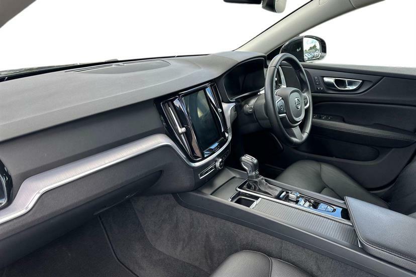 Volvo V60 2.0 T4 190 Momentum Plus Black #2