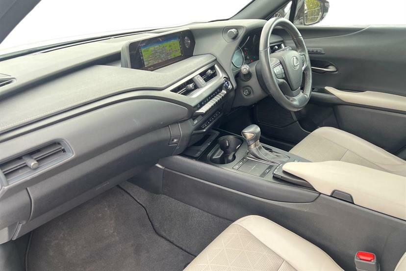Lexus UX 250H E4 2.0 Takumi Cvt White #2