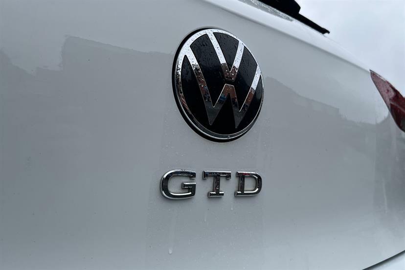 Volkswagen Golf Black Edition White #15