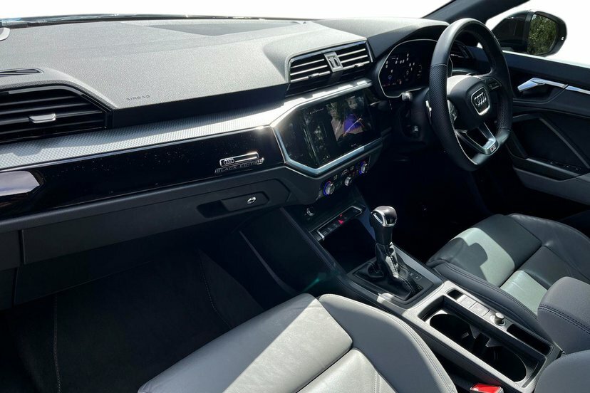 Audi Q3 2.0 Tdi 35 Black Edition Sportback S Tr Black #2
