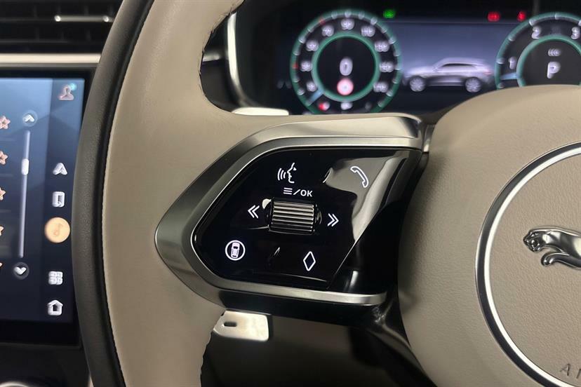 Jaguar F-Pace 2.0 D200 R-dynamic Se Black Awd 2024 White #24