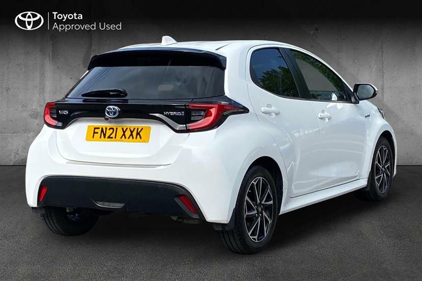Toyota Yaris 1.5 Hybrid Design Cvt White #2