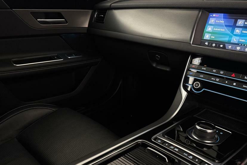 Jaguar XF D V6 S Black #32