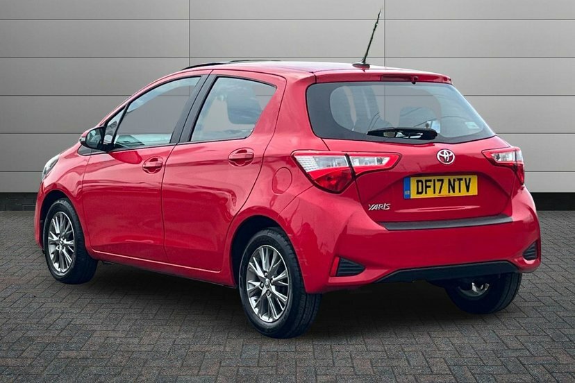 Toyota Yaris 1.5 Vvt-i Icon Hatchback 111 Ps DF17NTV Red #3