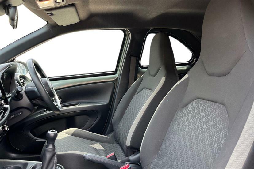 Toyota Aygo X 1.0 Vvt-i Edge Black #2