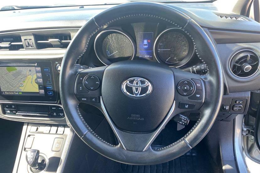 Toyota Auris Design White #8