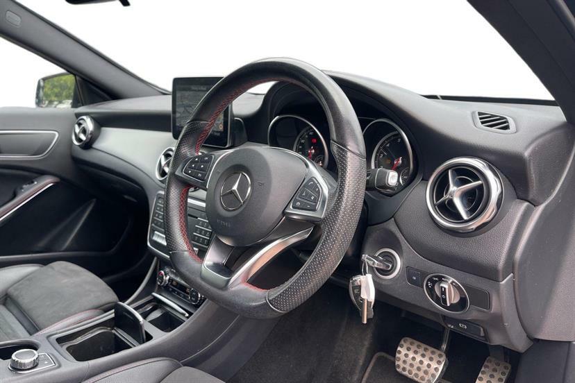 Mercedes-Benz GLA Class 180 Amg Line Edition Black #3