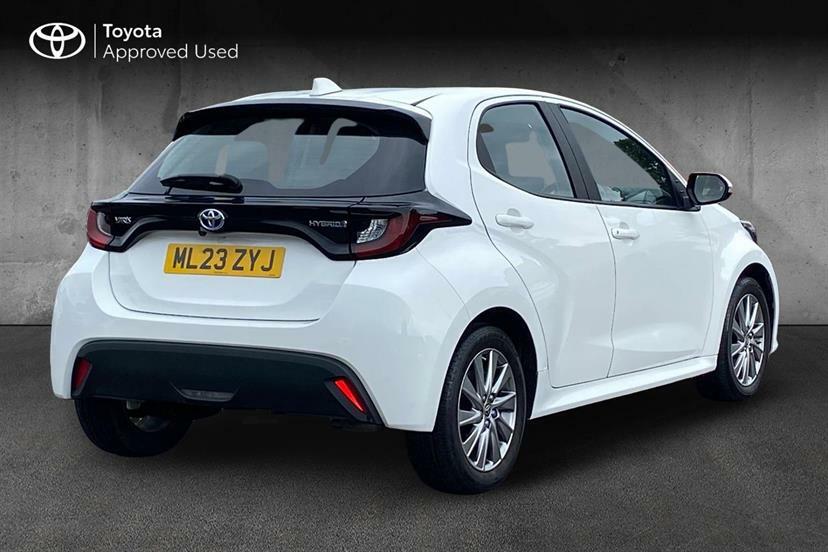 Toyota Yaris 1.5 Hybrid Icon Cvt White #2