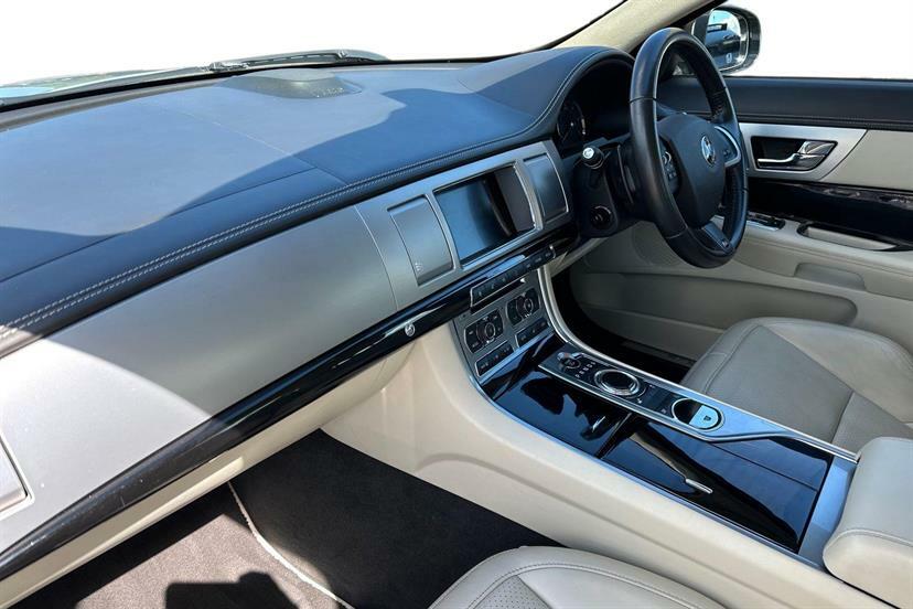 Jaguar XF 3.0D V6 S Portfolio Start Stop Silver #2