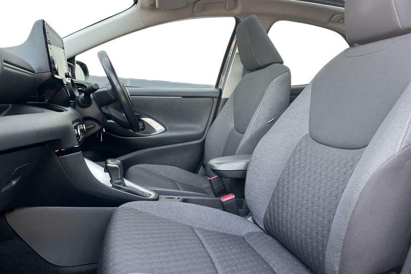 Toyota Yaris 1.5 Hybrid Design Cvt Panoramic Roof Grey #2