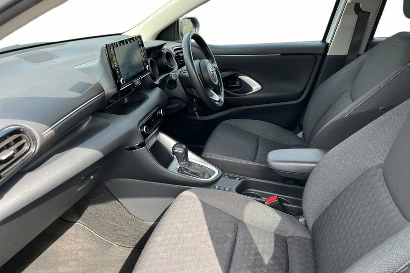 Toyota Yaris 1.5 Vvt-h Design Hatchback Hybrid E-cvt DA73BDF White #2