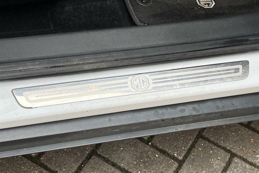 MG ZS 105Kw Exclusive Ev 45Kwh Red #13
