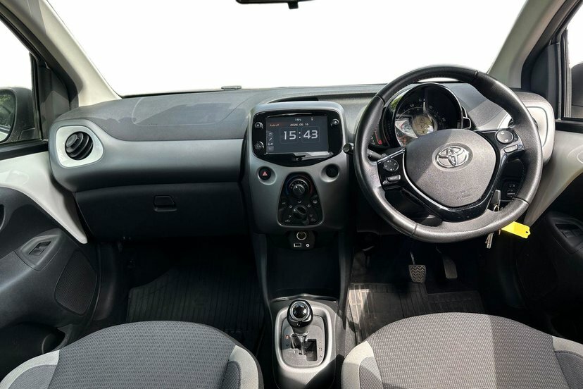Toyota Aygo 1.0 Vvt-i X-play Hatchback X-shift Saf GK70FML White #6