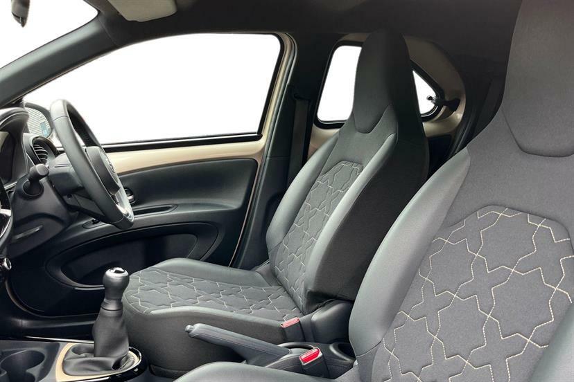Toyota Aygo X 1.0 Vvt-i Exclusive Black #2