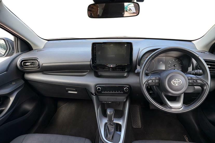 Toyota Yaris 1.5 Hybrid Icon Cvt Black #4