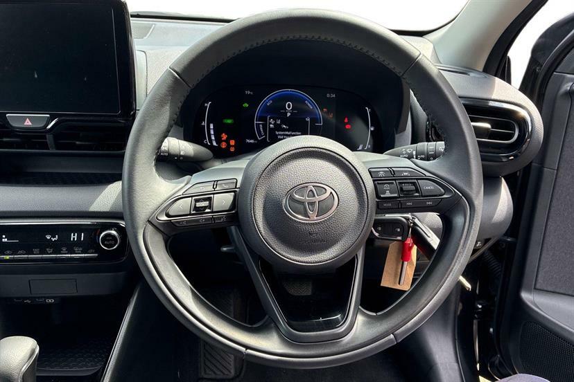 Toyota Yaris 1.5 Hybrid Design Cvt Black #6